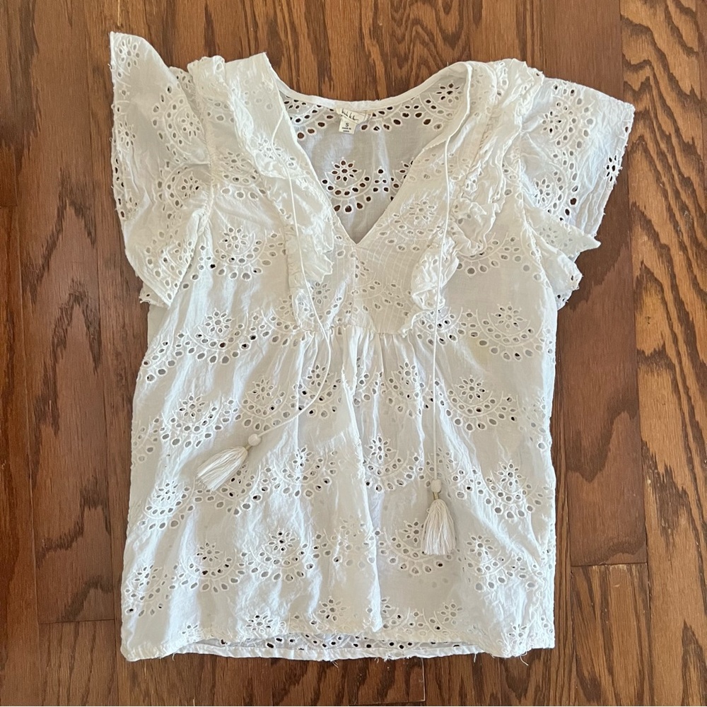Eyelet flutter sleeve blouse. Great condition. White.